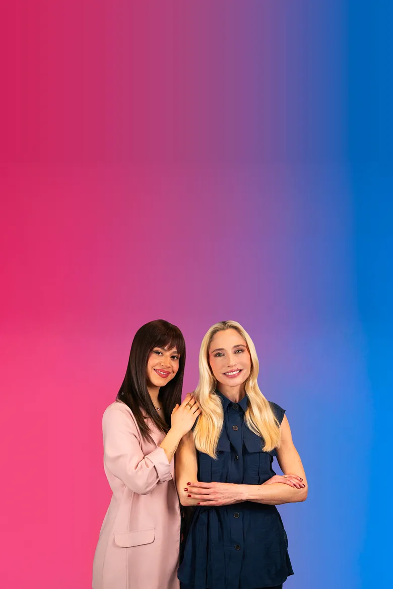 Dos mujeres sonríen abrazadas sobre un fondo degradado fucsia y azul