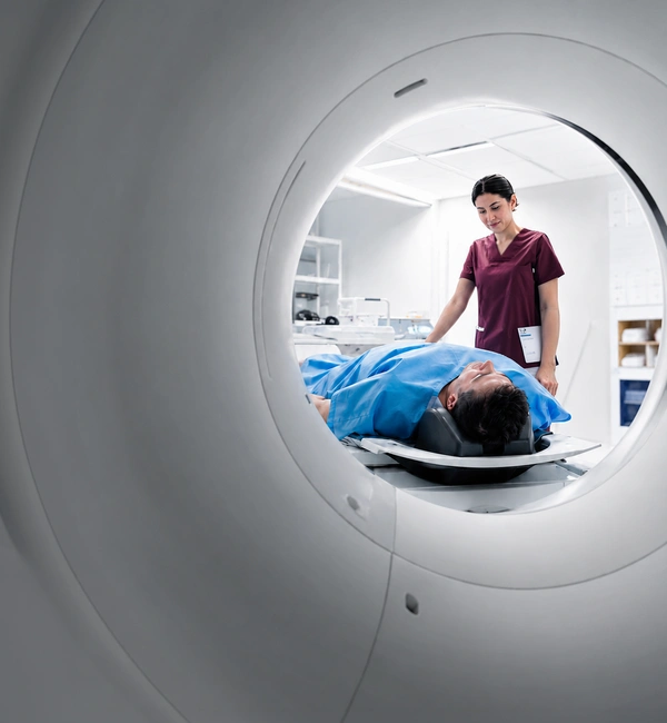 Tecnóloga médica acompañando a un paciente que ingresa al resonador magnético